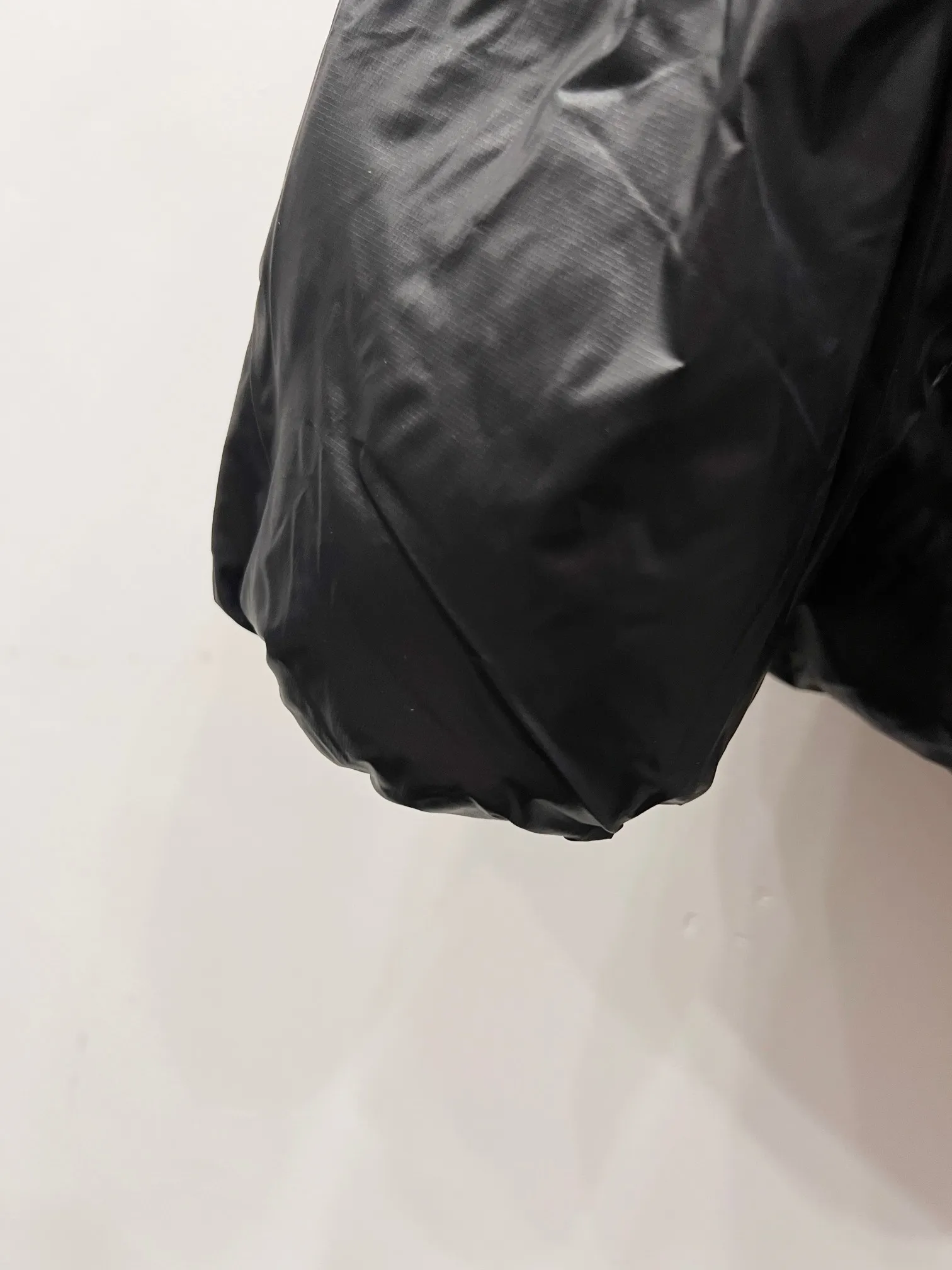 P490 Style No.: (B023) 𝘾𝘼𝙉𝘼𝘿𝘼 𝙂𝙊𝙊𝙎𝙀/Canada Goose Black Red Label Limited New Crofton Puff Down Jacket Pure Guangzhou Inspection 80 White Duck Down Filling‼  Top version, ceiling level‼ Crofton soft bread, the latest style in 2023, has a cold protection effect of up to level 4. It is made of recycled Feather-Light tear-resistant fabric. It is ultra-light and has no weight on the upper body at all! The unique black label highlights your temperament‼  Canada Goose, a Canadian brand, has always been recognized as the warmest down jacket. Various Instagram celebrities, Internet celebrities, and celebrities often wear it for street photos. I do Canada Goose every year, but I still can’t get rid of my love for geese. No matter how cold the winter is, there is no need to be afraid, because there are geese! Filled with 80% white duck down, Canada Goose is the legendary warmest down jacket and is known as a must-have for Arctic outdoor sports! The most popular down jacket in the world, celebrities are rushing to buy it, it is a must-have! Same style for men and women Color Black Size: M~XXL